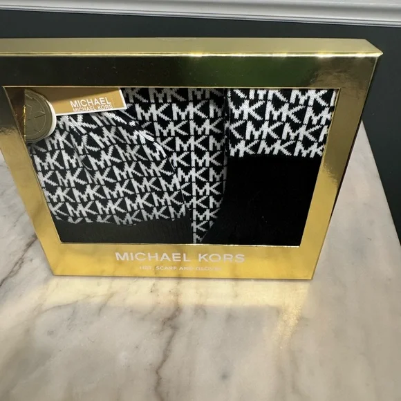 NWT Michael Kors 3 PCs Set Scraf, Hat, and Gloves - Picture 2 of 8